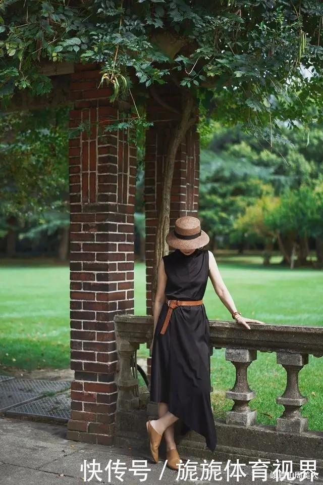 女人|女人50岁以后,春天少穿运动鞋,瞧三木妈妈这样穿,优雅显气质