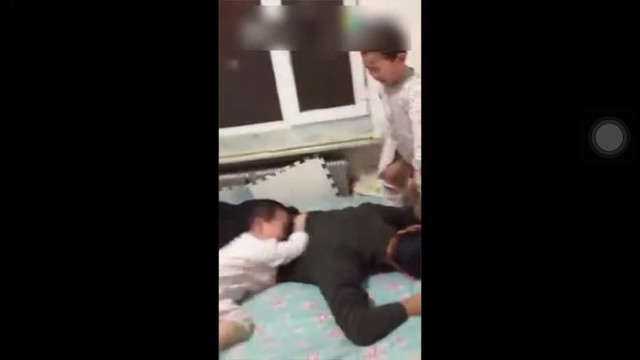 爸妈|爸妈在宝宝面前装死,大部分爸爸被宝宝扇醒,妈妈却截然不同