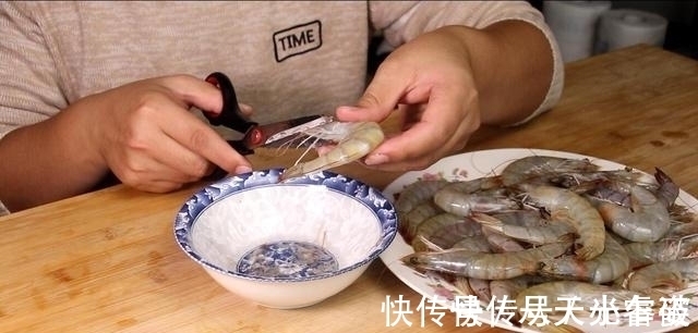 虾皮虾|炸大虾，有人用面粉有人直接炸？都不对！教你正确做法，酥脆解馋