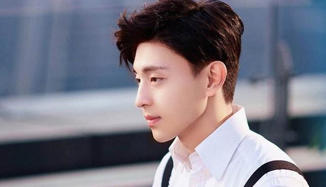 邓伦被骂上热搜,两年6部综艺吃相太难看?他这一做法太不明智了