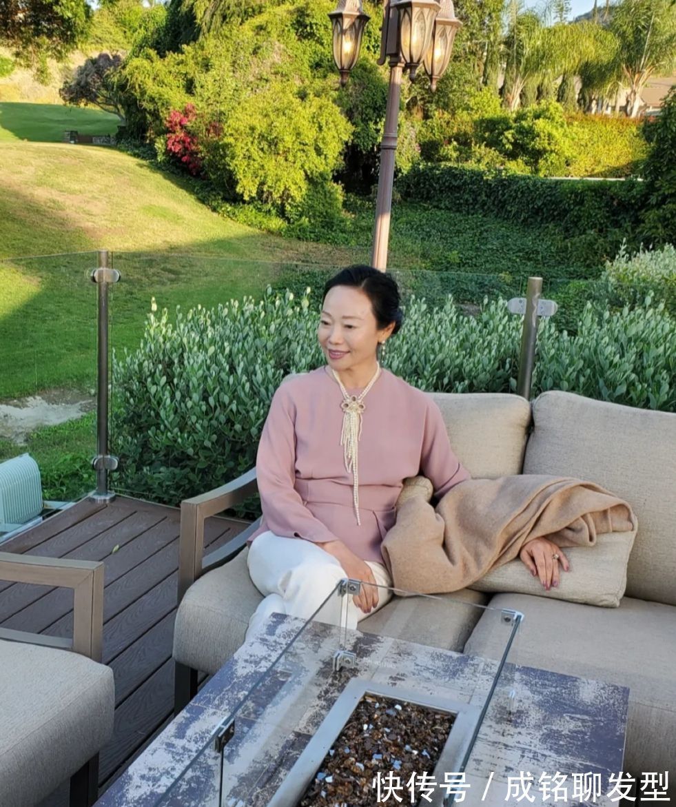 优雅|60岁的女人原来也可以这么美!自然真实不装嫩,一举一动皆优雅