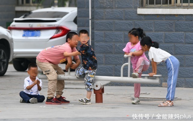 小女孩|“老师”在小女孩手上画图形,孩子沾沾自喜,妈妈看到后直接报警