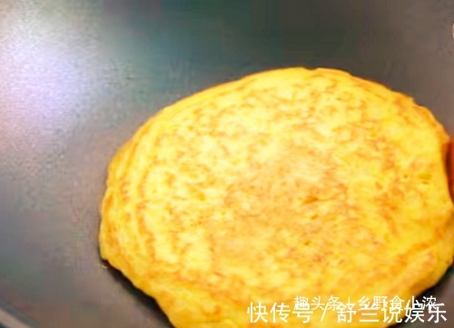 南瓜新吃法,比做南瓜饼还香,手不沾面,简单易做,饭店都买不到