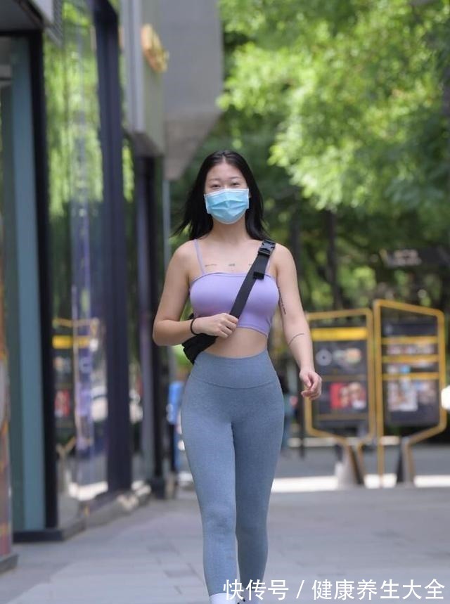 运动鞋 黑色复古运动鞋搭配灰色新潮短裤,比较温婉的样子,温柔的感觉!