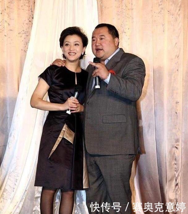 端庄|杨澜携老公活动秀恩爱,穿黑色连衣裙配丝袜端庄优雅,气质好高级