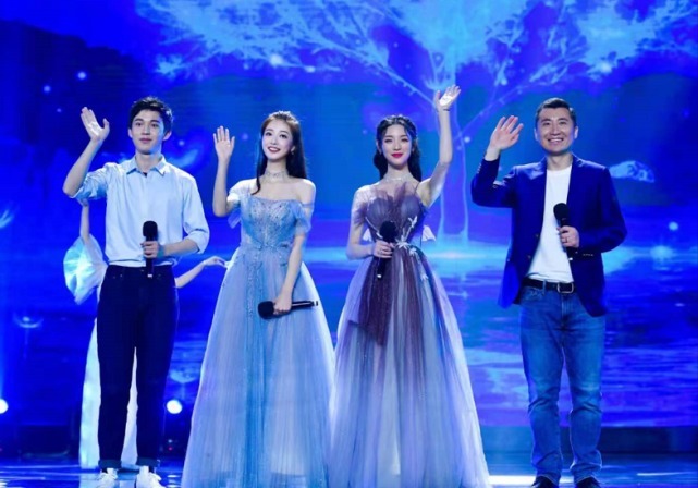 大会|庆祝大会领诵女孩火了!穿白衬衫昂首挺胸超美,170身材不输模特