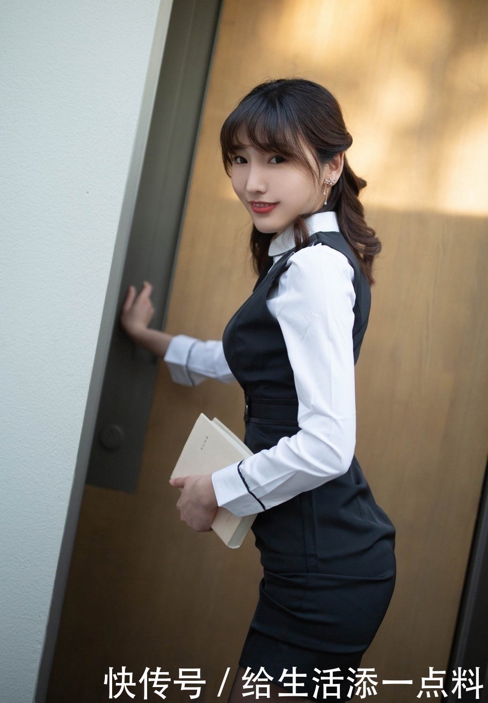 白色衬衫|上班族气质穿搭：靓丽美女白色衬衫搭配黑色马甲裙时尚有气质