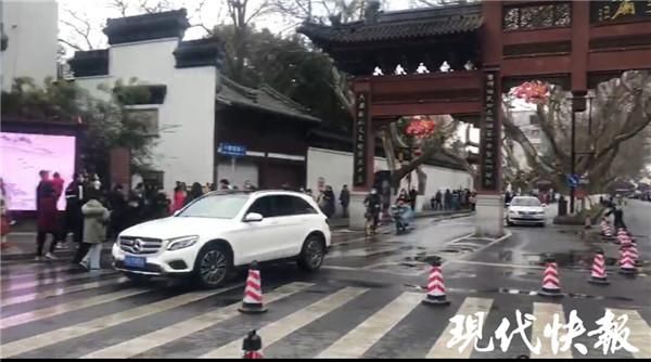中年|夫子庙景区游人如织，南京交警将视情况采取临时交通管控