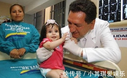 名人传|女童出生便患美人鱼症,喜欢呆在水里,用乐观打败缺陷