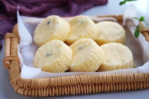 蒸鸡蛋糕|4个鸡蛋加半碗面粉，简单蒸一蒸，好吃不上火，比蛋糕还美味