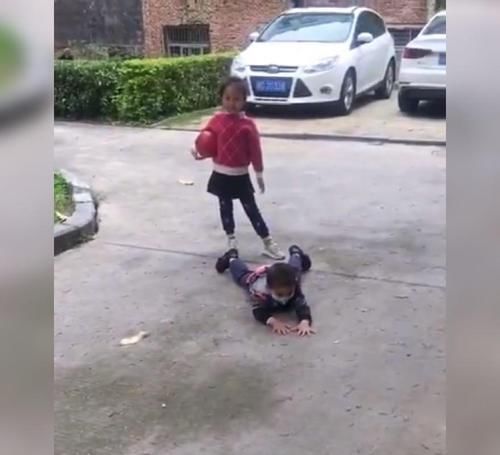 姐姐|弟弟被姐姐的“气质”绊倒,令网友捧腹大笑:气质这块拿捏死死的