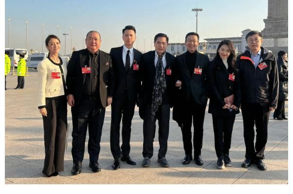 佟丽娅晒第十一届全国文代会合影，明星大腕云集，她带来王炸效果