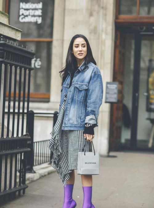 外套太多看得眼花缭乱,今年“牛仔外套”潮流来袭,谁穿谁好看