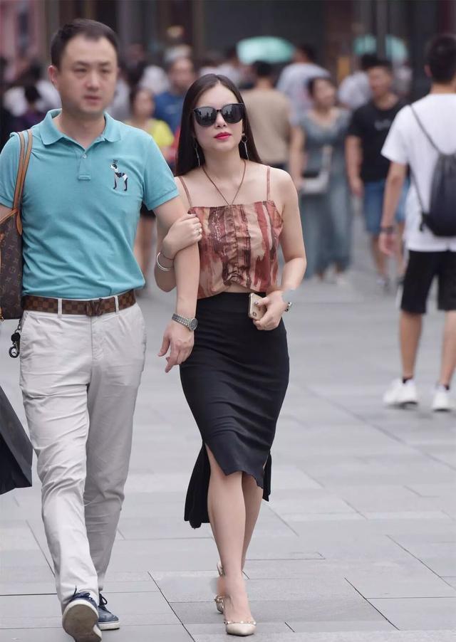 效果|今年很火的“上短下长”穿法, 应对“胯宽”身形, 时髦还洋气!