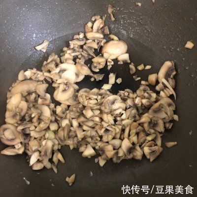 口蘑裙|这道口蘑裙带菜汤，分分钟光盘