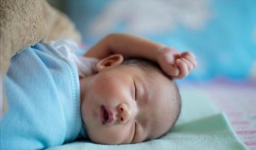 喂养|新生儿首月养护重点:发育特点、喂养、身高体重指标,家长收藏