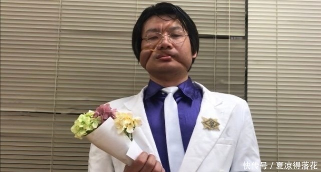 板垣惠介|大叔cos花山薰，用了两根皮筋，网友看着很疼