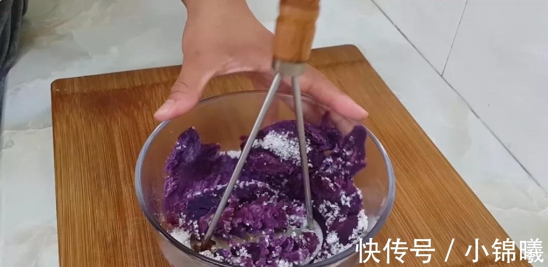 面团|1斤面粉, 4个紫薯, 不用一滴水, 平底锅做的小面包, 边吃边流口水