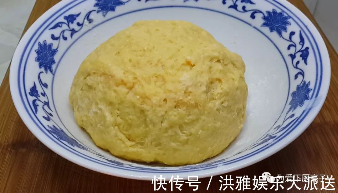 红枣|5个鸡蛋，1斤面粉，锅里一炒，做出创意小零食，比蛋糕好吃十倍
