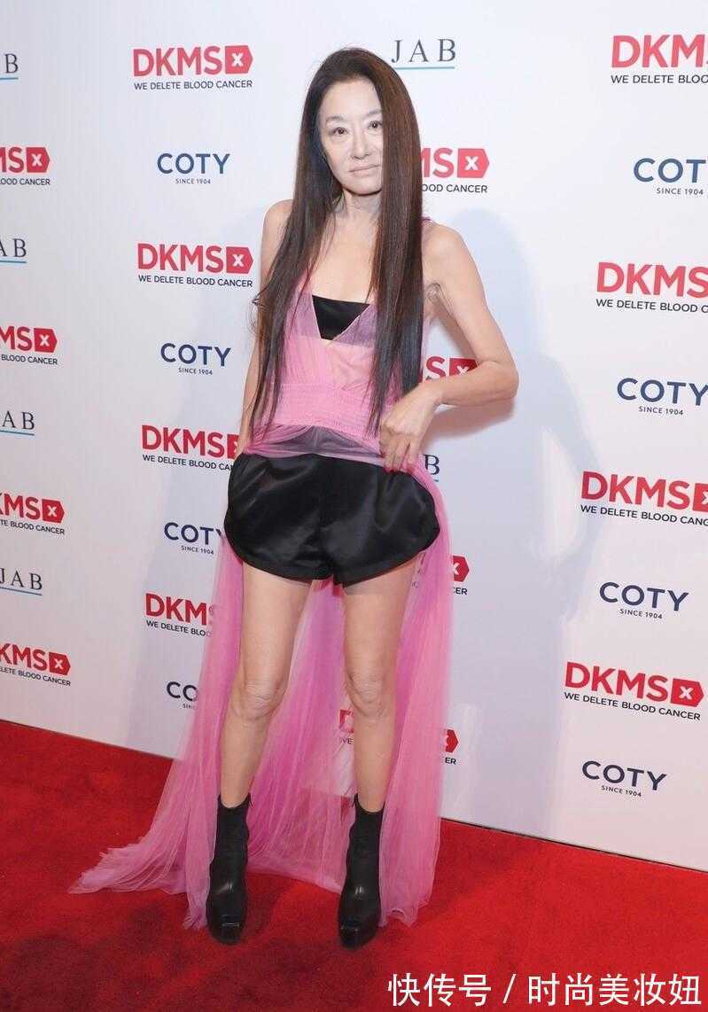 搭配|“婚纱女王”王薇薇真敢穿,透视纱裙配10CM抹胸,哪敢相信72岁了