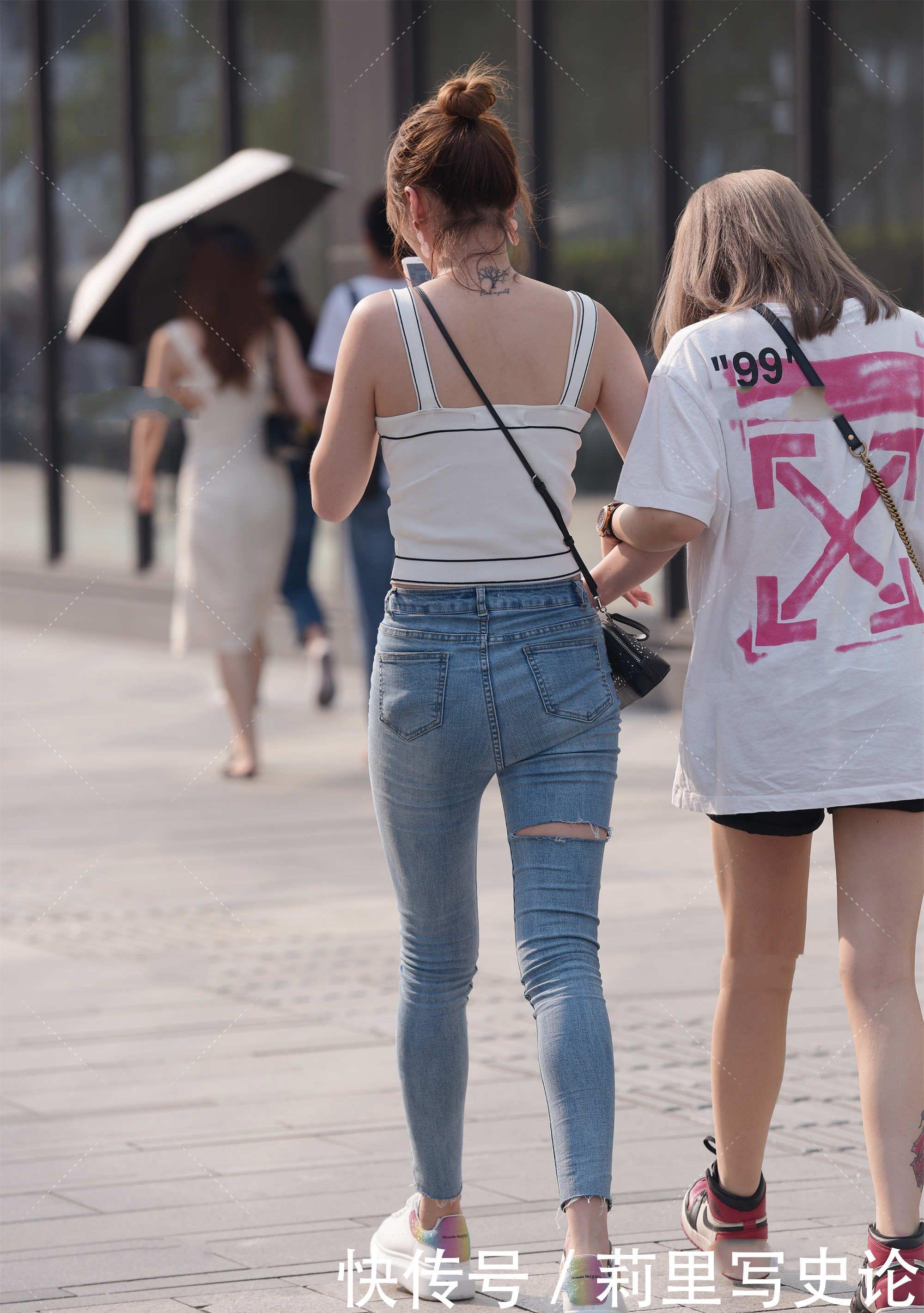 浅色|简约穿搭清新时尚,浅色牛仔裤自然洒脱,版型显瘦还百搭