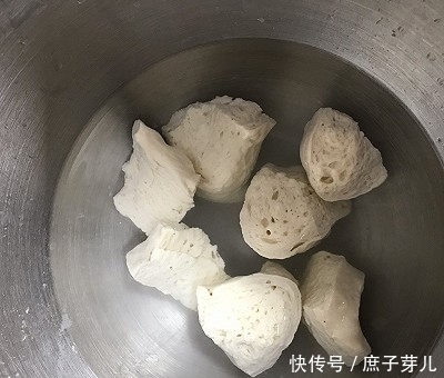  全麦葡萄干软欧包