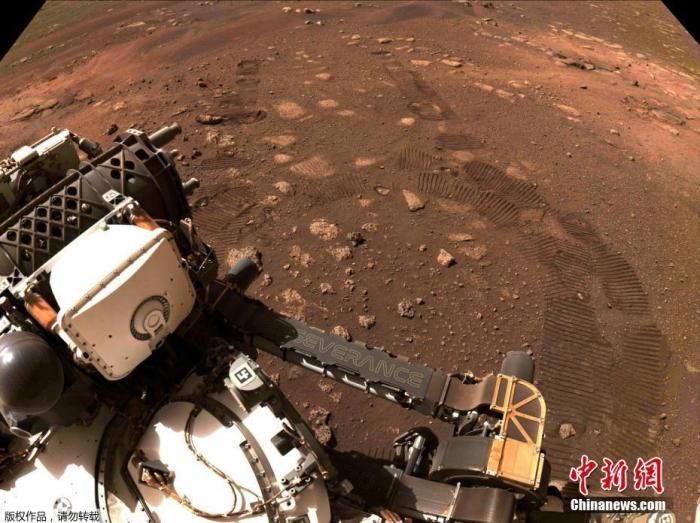 “毅力号”完成首次火星行驶 留下专属印迹