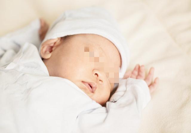 豆豆|新晋宝妈晒宝宝搞怪睡姿照，朋友评论孩子有问题，快带去检查下