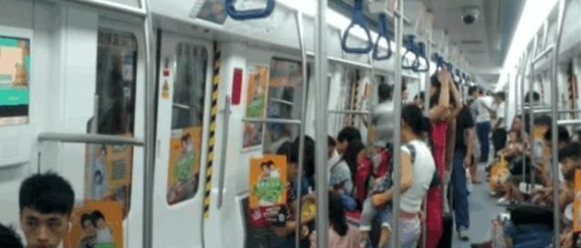 妈妈|男童睡在妈妈脚下,妈妈却悠闲玩手机,看到孩子手,乘客果断报警