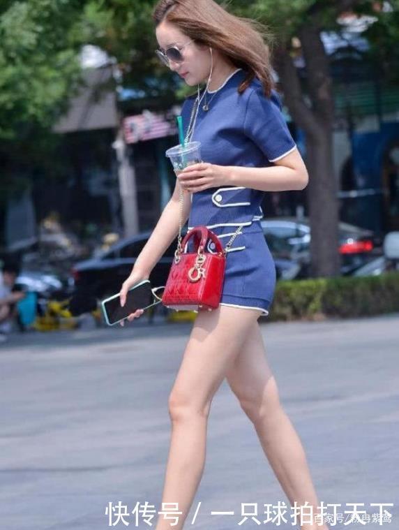 牛仔衬衫搭配灰色打底裤,青春靓丽,活泼可爱