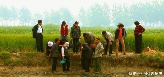 小学生摸鱼掏到金子,引发淘金潮,考古队赶来:不许挖,上交