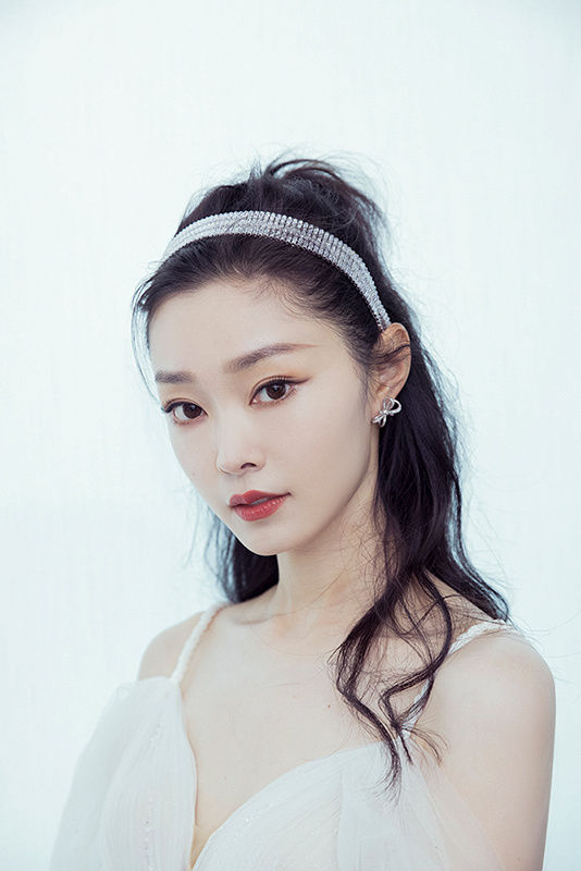 宋轶白色纱裙造型亮相品牌活动气质出众宛如公主 全网搜