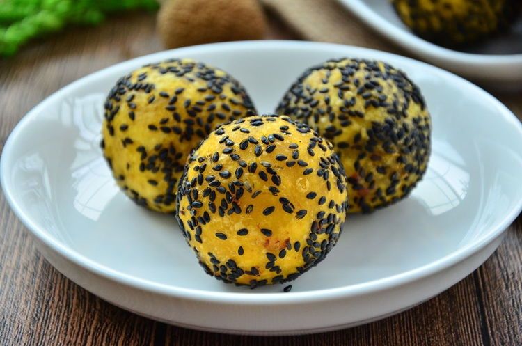 孩子很喜欢吃的南瓜芝麻球，外酥里糯的，大人孩子都喜欢