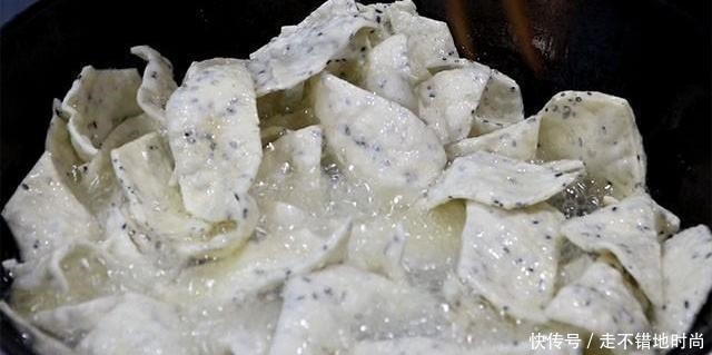面点师偷偷告诉你,炸麻叶香酥焦脆的秘诀,原来技巧在和面上