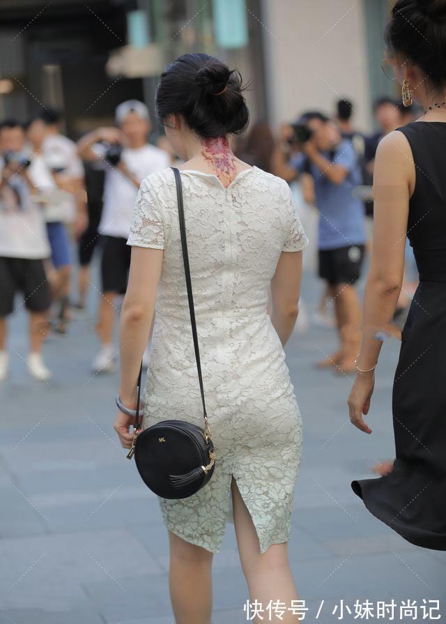 女人味儿|渐变蕾丝连衣裙搭配金色高跟鞋，清爽修身，尽显迷人气质