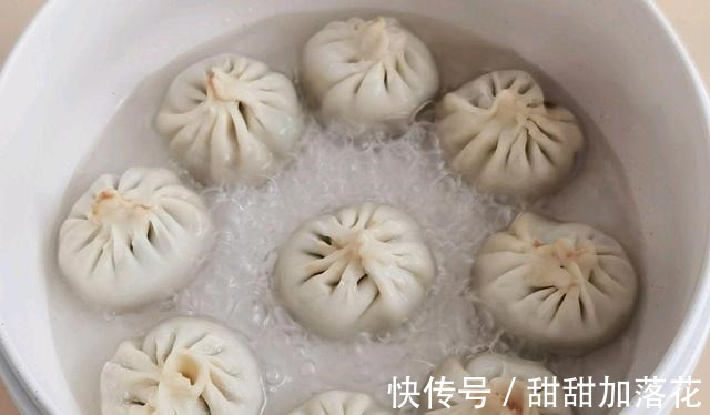 碎丁|水煎包没你想的那么难，教你自己在家做，酥脆可口，家人全说好！