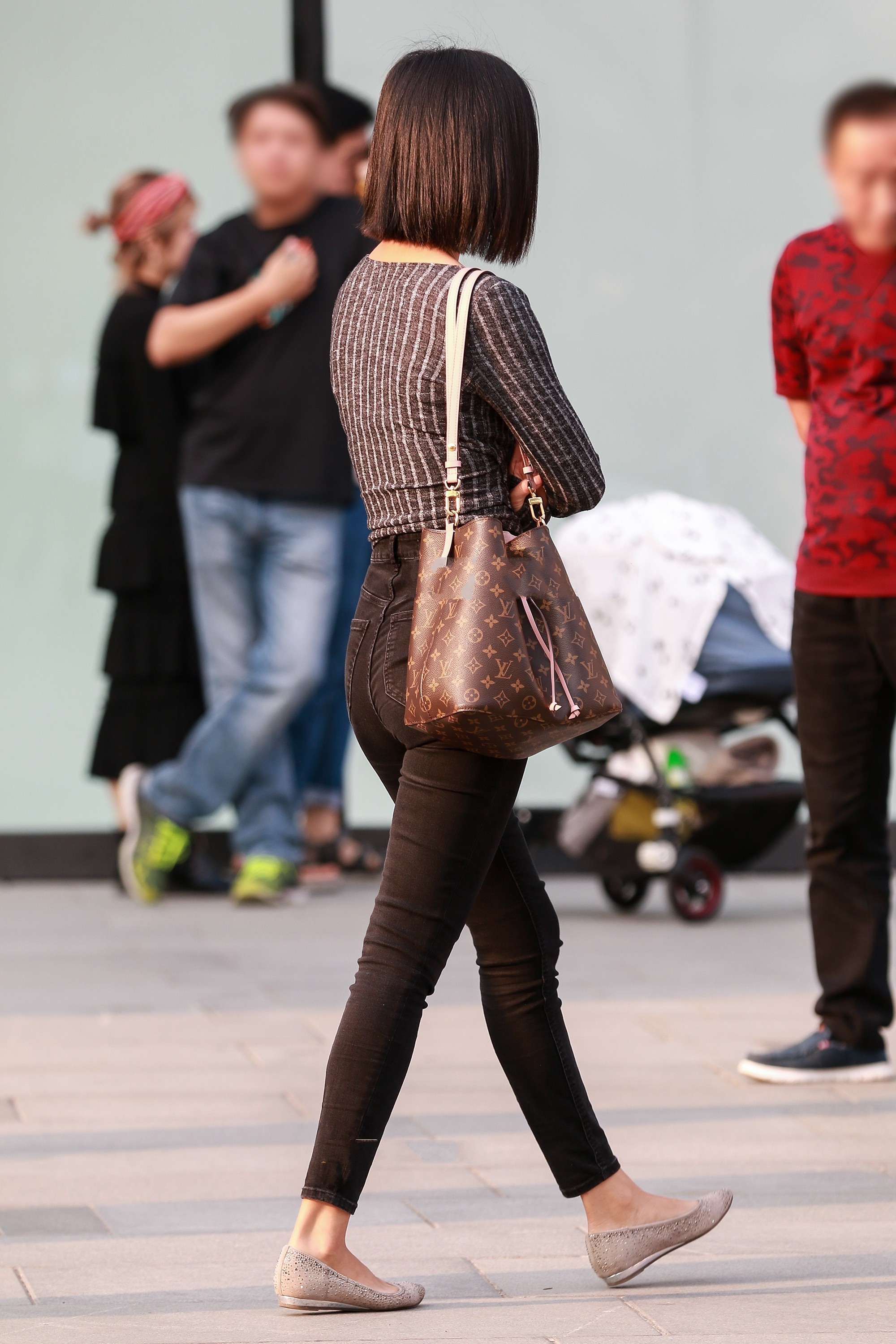 搭配|深V领设计, 展现自信的自己, 洋溢不同的风格