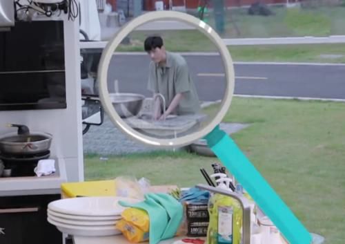 cp|龚俊疑似半路退出《中餐厅》,和摔伤无关,不愿意与姚安娜炒CP