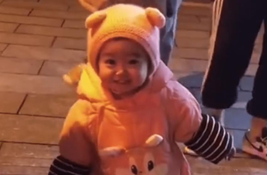 一个月|爸爸出差一个月,萌娃再见爸爸时的“小表情”暖化人心:太有爱了