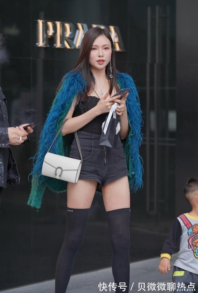 小个子 穿“无痕”瑜伽裤的美女,不装嫩不显老,简约时尚!