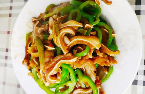 美食推荐：拌猪耳，香辣豆豉拌蛏肉，蒜苗炒肉，香煎鸡食的做