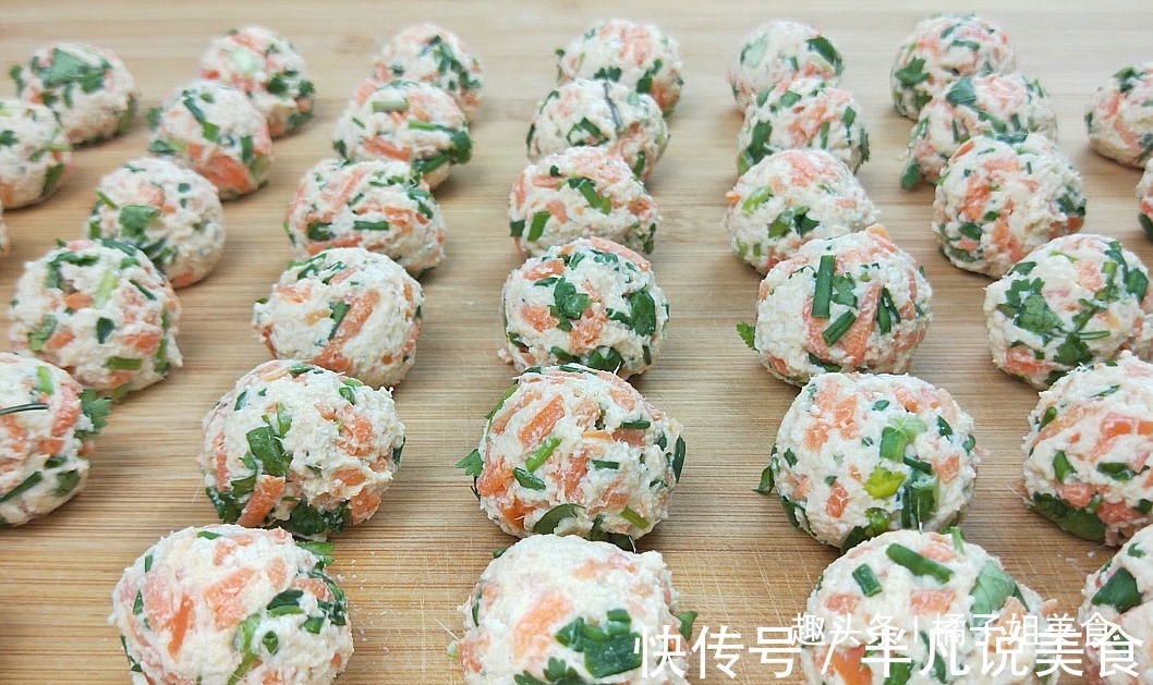 丸子的新做法,我们全家都吃撑了,又香又鲜,比韭菜丸子还要香