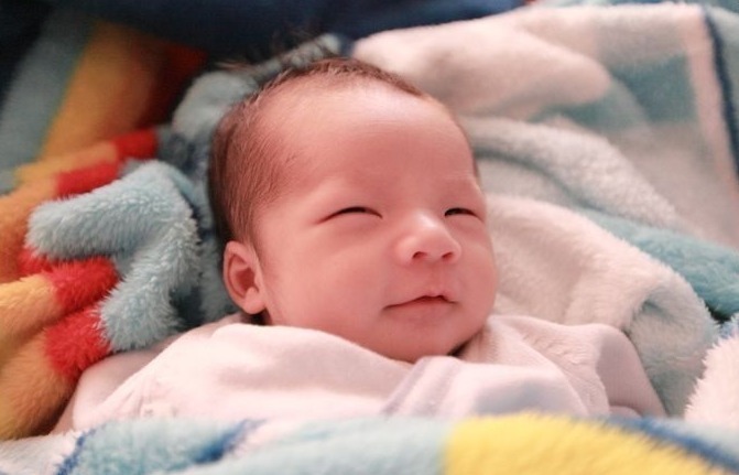 医院|宝宝从医院抱回家,看到新家后的反应,网友:啥家庭,愁死了