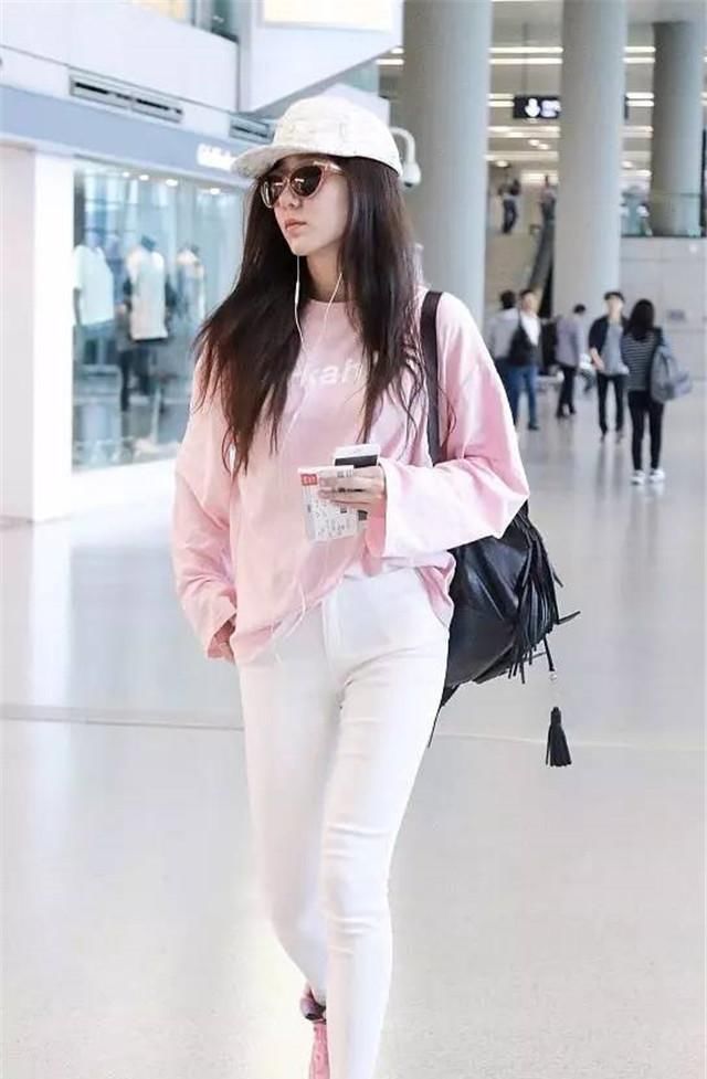 色初恋|小白鞋已经彻底失宠了,今年最流行的是这款“初恋鞋”,百搭减龄