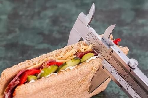 人体需要42种以上的营养物质，饮食必须多样化