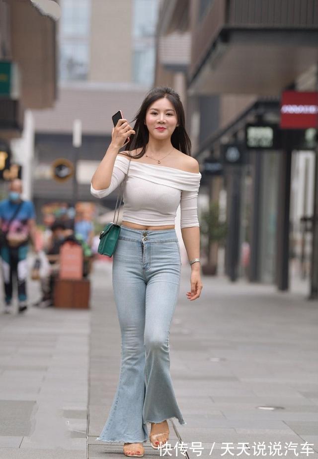 搭配 束腰贴身的瑜伽裤,修身的版型凸显身材,轻松舒适