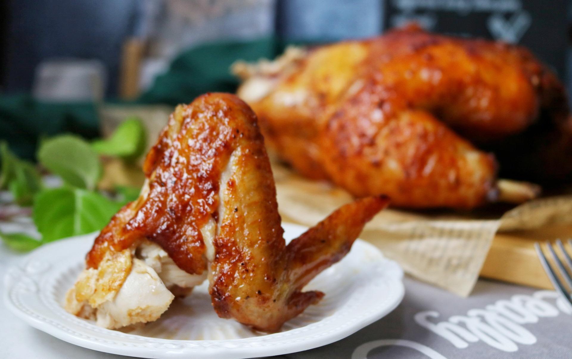 天气太冷了，用一只香喷喷的烤鸡，来抵御寒冷，真好吃呀