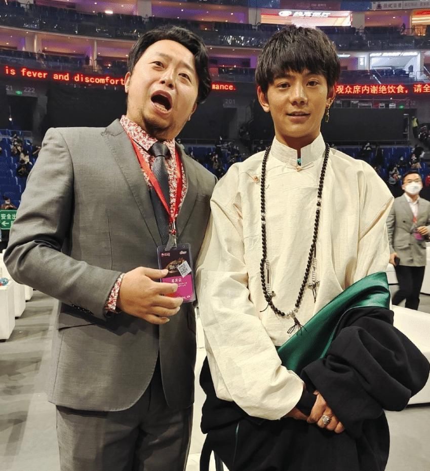 微博之夜奇观:丁真成了香饽饽,各路明星争相合影,堪称人生赢家