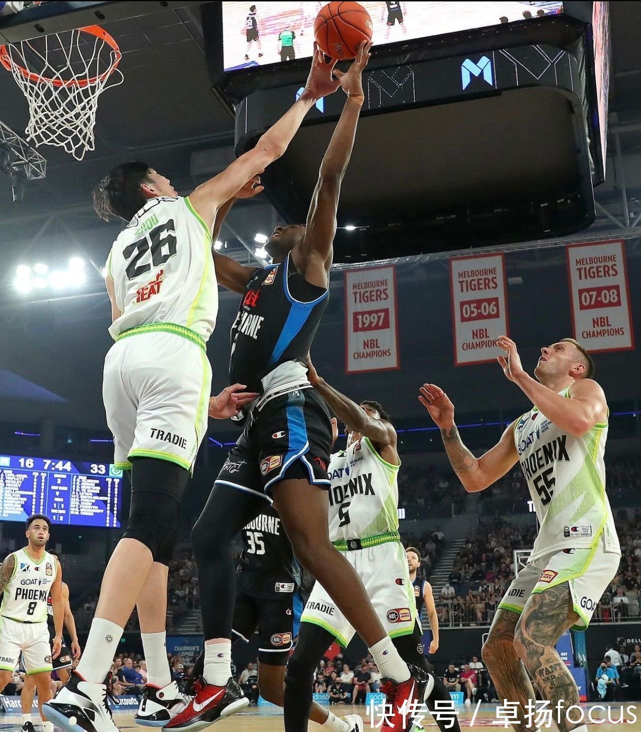 cbNBA的冷板凳和NBL的明星,周琦不要被追随者冲昏头脑!