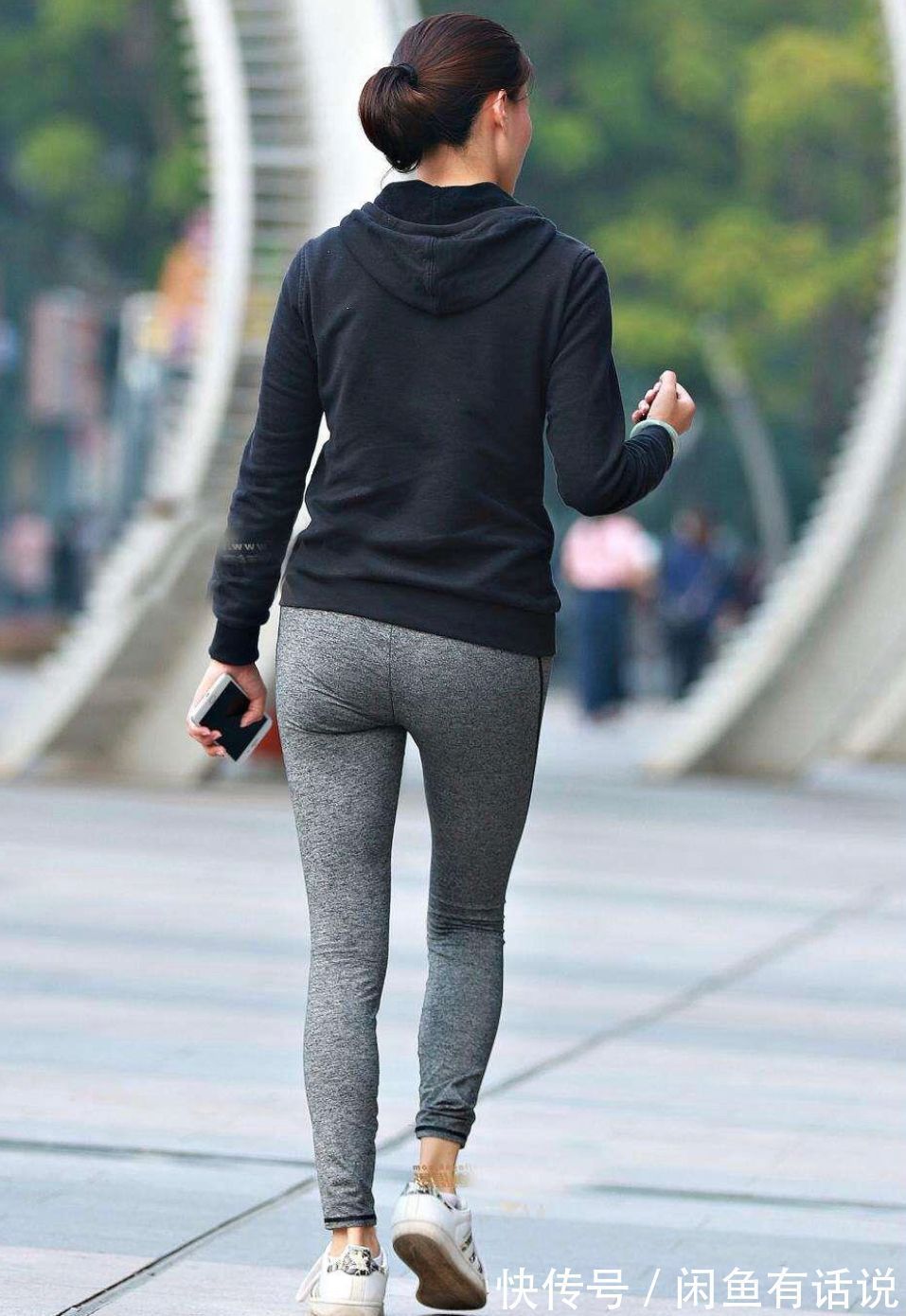 春天 中年女人春天穿衣,丢掉这些陈旧“时髦法则”吧,会有浓浓大妈感